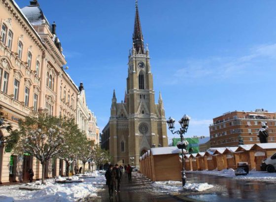 U Novom Sadu uhićena žena osumnjičena za paljenje vrata na katoličkoj crkvi