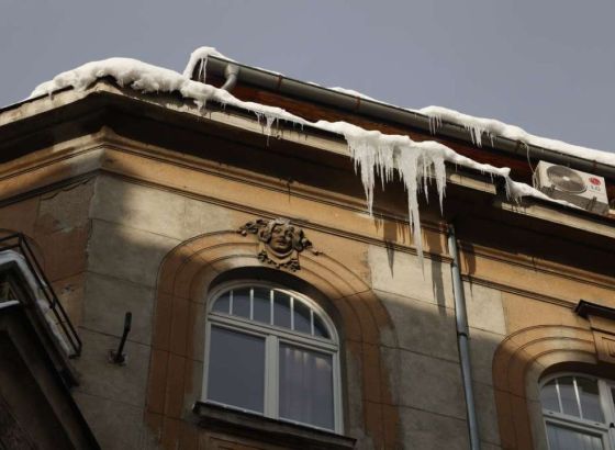 ČUVAJ GLAVU: Povećane opasnosti od obrušavanja snijega i ledenica s krovova zgrada u Sarajevu