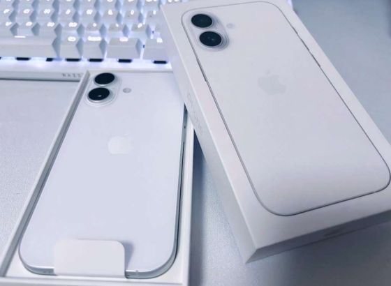 Isporuke pametnih telefona porasle za dva posto u 2025., Apple predvodi globalno tržište