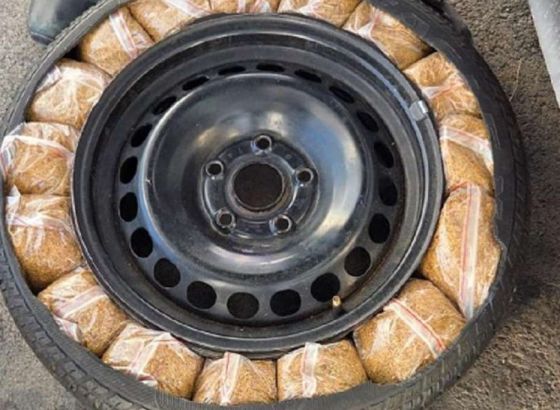 U tvorničkim šupljinama vozila državljanin BiH sakrio 39,95 kg sitno rezanog duhana