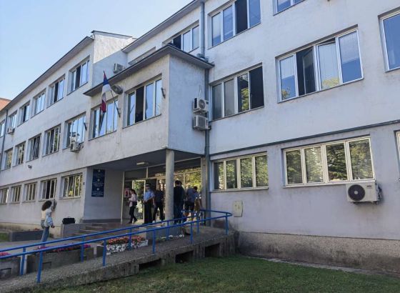 Direktorica škole u Prijedoru osumnjičena da je uzimala novac iz blagajne
