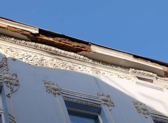 Obrušila se fasada sa zgrade u sarajevskoj ulici Ferhadija