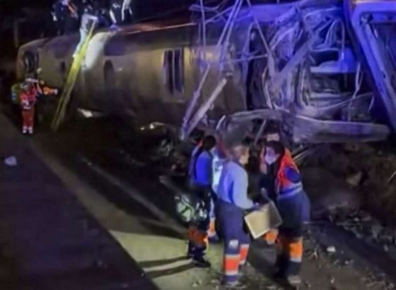 Dva voza iskočila iz šina u Španiji, poginula 21 osoba i povrijeđeno 100