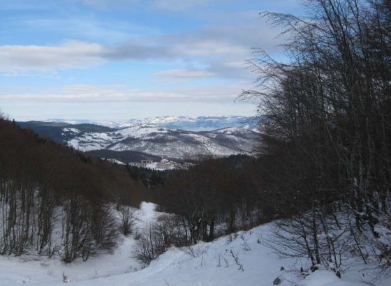 Sutra pretežno oblačno, jutarnje temperature između -8 i -3, dnevne -2 i 3, na jugu do 9 stepeni