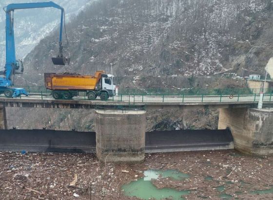 EPBiH - Počelo uklanjanje plutajućeg otpada iz Jablaničkog jezera