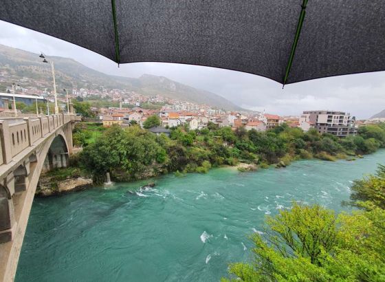Nadležne institucije FBiH izdale crveno upozorenje zbog obilnih padavina, apel građanima na oprez