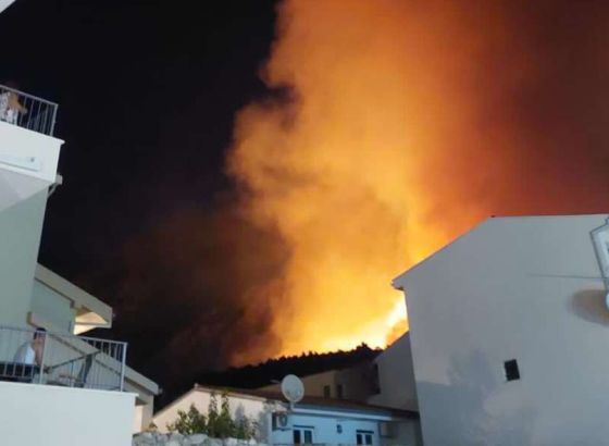 Iz gorućeg stana u Splitu vatrogasci spasili ženu