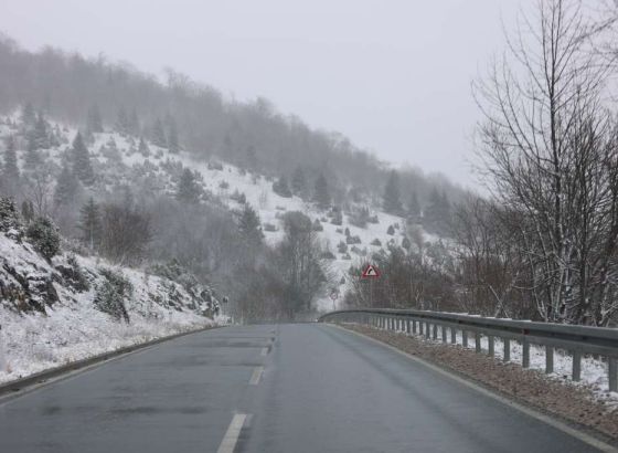 Na pojedinim putnim pravcima slab snijeg, magla i odroni