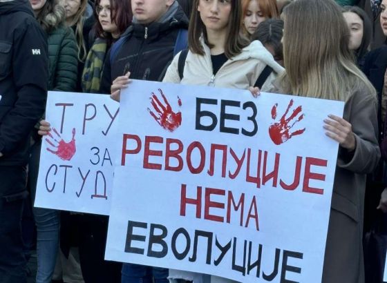 Novi Sad: Protest studenta i građana ispred zgrade suda