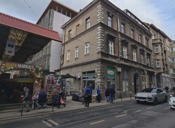 Jedna osoba povrijeđena u obrušavanju fasade na zgradi kod pijace Markale u Sarajevu