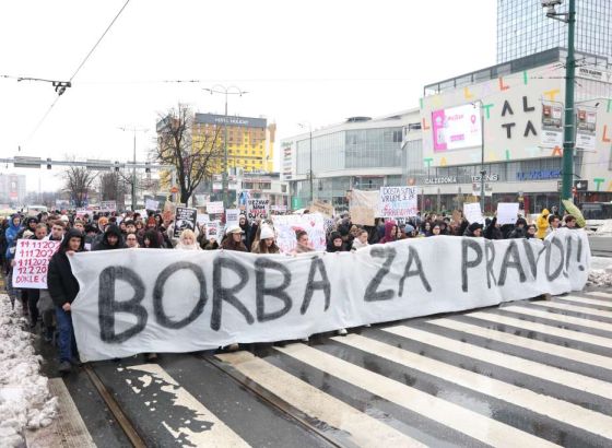 Završen peti dan protesta u Sarajevu, manji odziv, za sutra najavljeno novo okupljanje