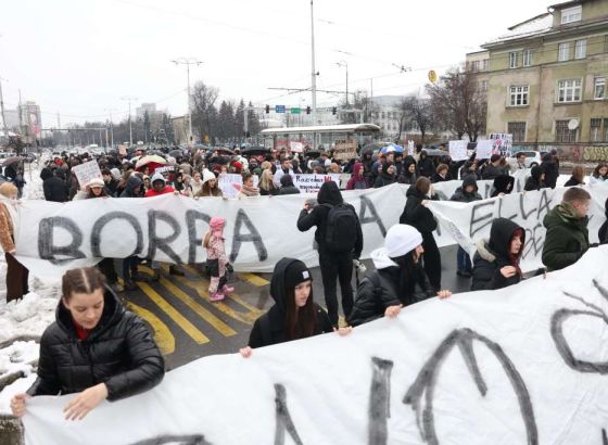 Peti dan protesta u Sarajevu: Građani istrajavaju uprkos manjem odzivu, poručuju da neće odustati