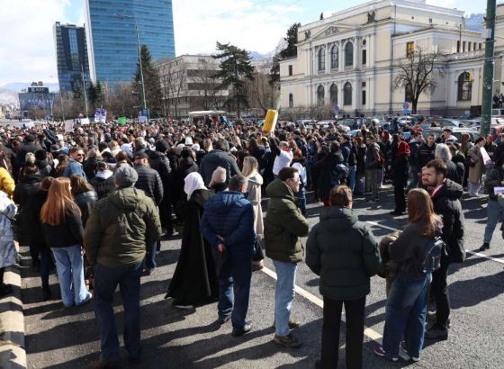 Nastavak protesta u Sarajevu, više stotina mladih na ulicama, najavljen plenum