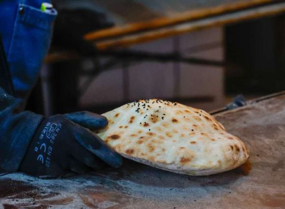 Prvi dan ramazana u Sarajevu - miris somuna podsjeća na tradiciju, dugi redovi pred pekarama