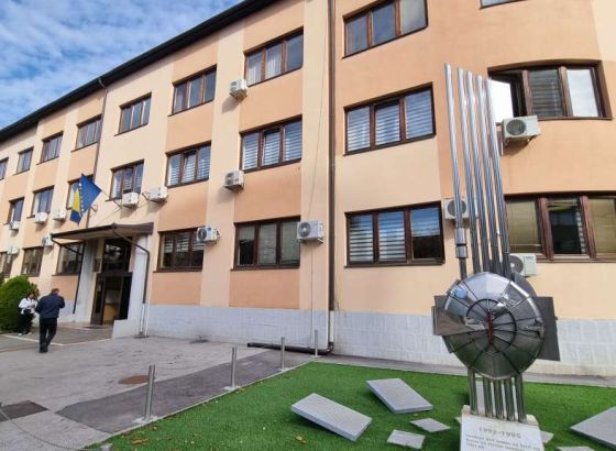 U Tuzli u pretresu pronađeno oko dva kilograma droge i oko 30.000 KM, uhapšena jedna osoba