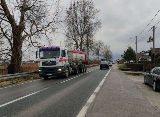 Uvjeti za vožnju povoljni, promet vozila pojačan, oprez zbog odrona