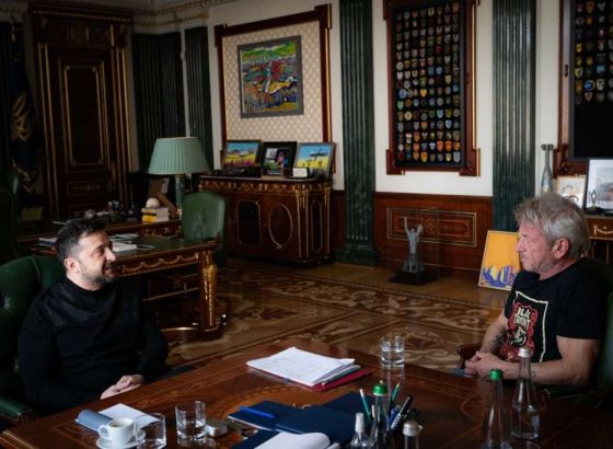 Sean Penn dobio Oscara napravljenog od oštećenog vagona iz Ukrajine nakon sastanka sa Zelenskim