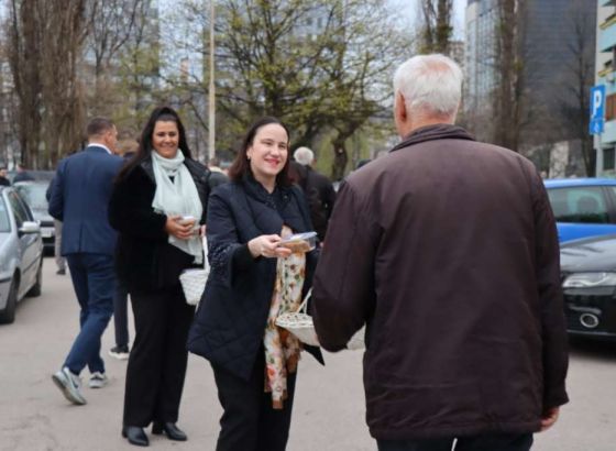 Karić počastila sugrađane bajramskim baklavama ispred džamije Grbavica II