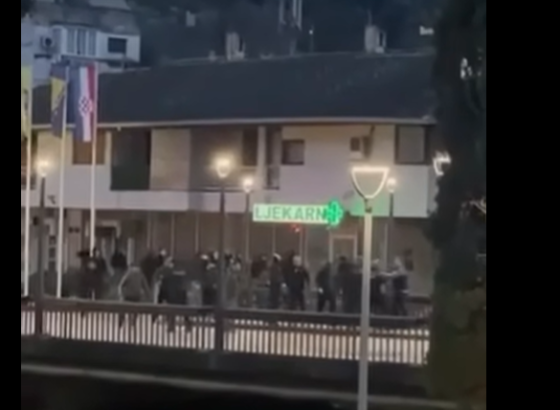 Navijačka grupa u Stocu napala građane tokom izrade murala posvećenog Srebrenici, sve posmatrala policija