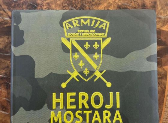 Ambasadorica BiH uručila Macronu knjigu 'Heroji Mostara' kao poruku istine i sjećanja