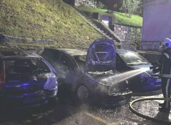 U Mostaru protekle noći zapaljeno više automobila