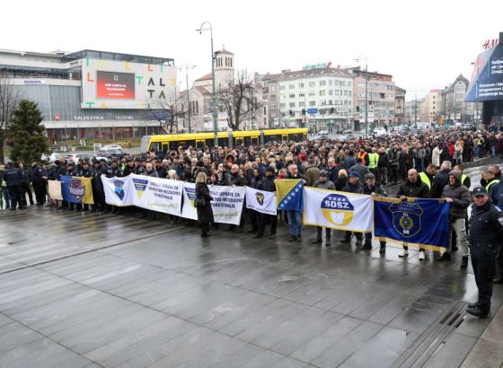 U Sarajevu protest zaposlenih u institucijama BiH zbog neusvajanja budžeta i Zakona o platama
