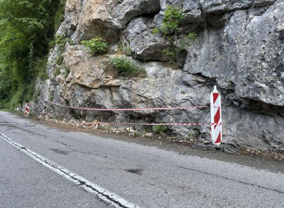 Povećana opasnost od odrona, zbog klizišta obustavljen saobraćaj na cesti Zvornik-Priboj