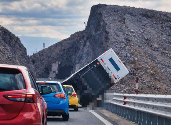 Prelazeći Krčki most pod zabranom, s prikolicom završio na ogradi