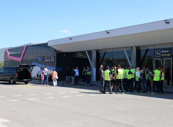 Prvi od 16 rasprodanih charter letova između Bugarske i BiH sletio u Mostar