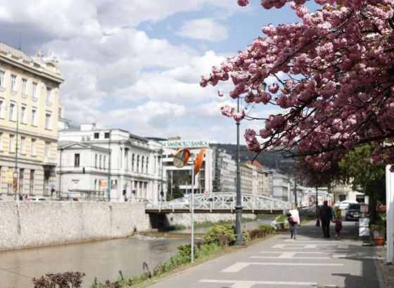 U BiH sutra umjereno do pretežno oblačno, slaba kiša se očekuje u večernjim satima