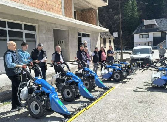 Domaćinstvima koja su pretrpjela štete u poplavama 2024. uručena poljoprivredna mehanizacija