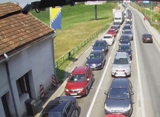 Na graničnim prelazima duge kolone vozila na izlazu iz BiH