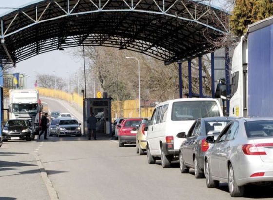 Duge kolone vozila na izlazu iz BiH na graničnim prelazima Gradiška i Gradina