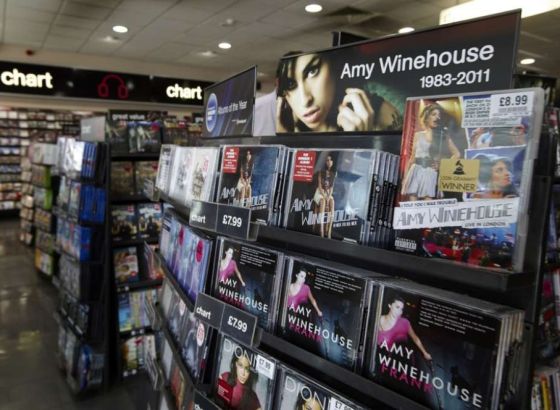 Otac Amy Winehouse izgubio tužbu protiv prijateljica koje su prodavale njenu odjeću