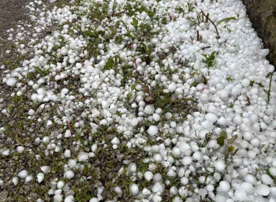 Snažan grad pogodio Bihać, ulice u kratkom roku bile prekrivene slojem leda