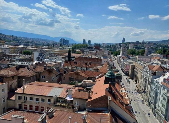 Sunčano vrijeme uz umjerenu oblačnost, dnevna temperatura od 16 do 22, na jugu zemlje do 24 stepena