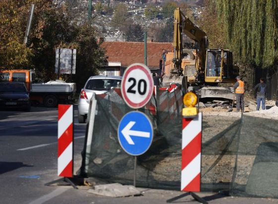 Na pojedinim putnim dionicama postavljena privremena saobraćajna signalizacija zbog radova