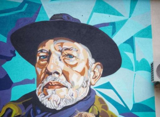 Bihać dobio mural posvećen pjesniku Huseinu Derviševiću