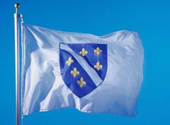 Modra boja na bijelome platnu, šest ljiljana vezenih u zlatu: Na današnji dan 1992. usvojeni zastava i grb RBiH