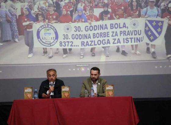Bosanska Krupa: Promovisana knjiga Srebrenica ožiljci i premijerno prikazan film o Maršu mira