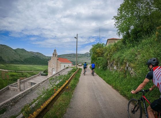 BICIKLISTIČKI VREMEPLOV KROZ POPOVO POLJE: Ćiro biciklijada od Hutova do Ravnog u spomen na Nikšu Vuletića