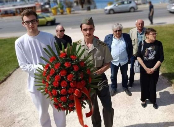 Prijavljen mladić koji je u uniformi JNA položio vijenac na Titovu bistu u Puli