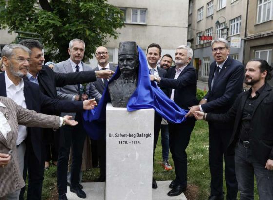 U centru Sarajeva postavljena bista Safvet-bega Bašagića-književnog, kulturnog i društvenog barda