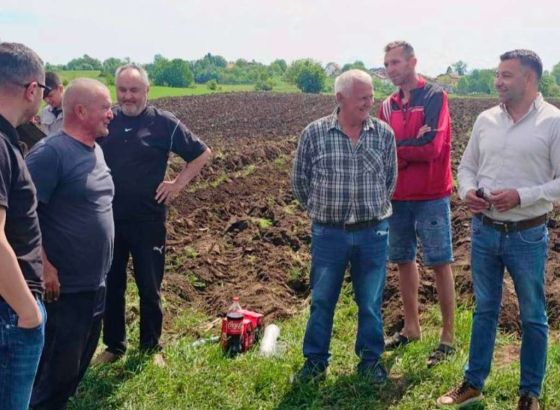 Ministar Alijanović podržao akciju Izačićana: Uzorali 15 hektara zemlje za pomoć farmeru