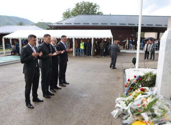 Vlada TK uz porodice žrtava na kolektivnoj dženazi u Bratuncu