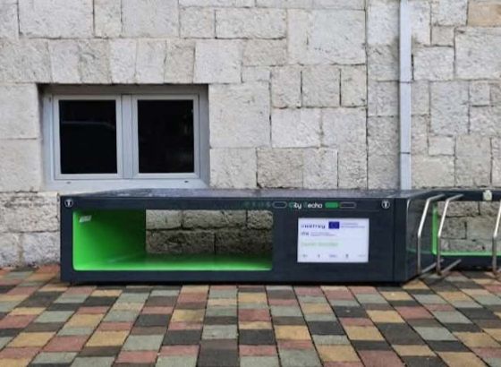 U centru Bihaća postavljena pametna solarna klupa