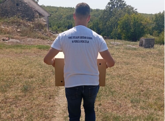 Ublažavanje siromaštva: Najugroženijim obiteljima prehrambeni paketi dostavljaju se u njihove domove