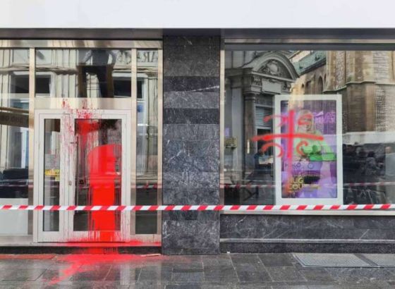 Na dvije prodavnice u sarajevskoj ulici Ferhadija bačena crvena boja i ispisano 4S