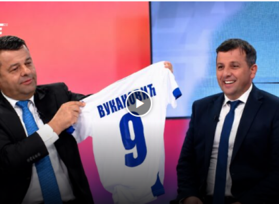 Sevlid Hurtić  poklonio Vukanoviću dres reprezentacije BiH; Vukanović: Bio si oficir ARBiH, sad si Dodikov igrač!