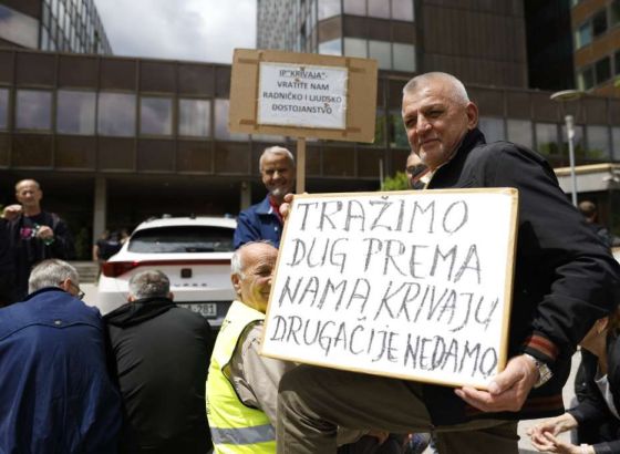 Bivši radnici Krivaje pred zgradom Vlade FBiH, traže rješenja za njihov status